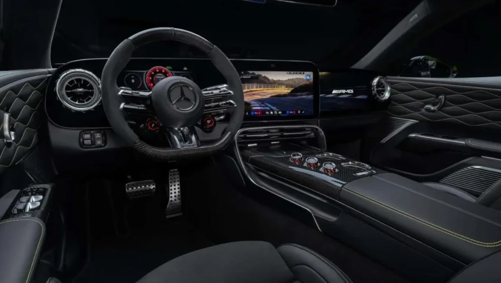 Жовтий Mercedes-AMG GT 4-Door на гоночній трасі