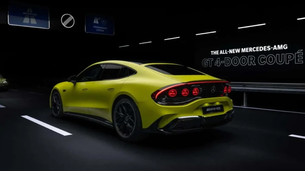 Жёлтый Mercedes-AMG GT 4-Door на гоночной трассе