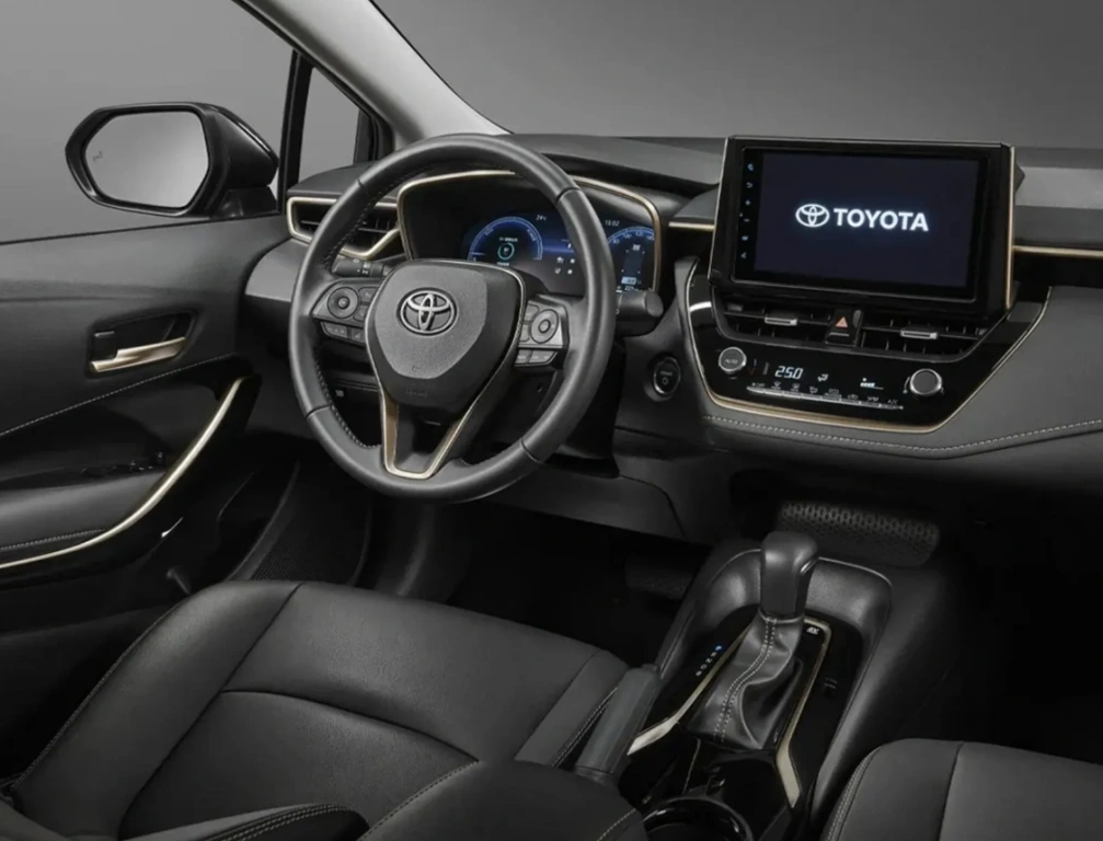 Черная Toyota Corolla Altis в юбилейном исполнении