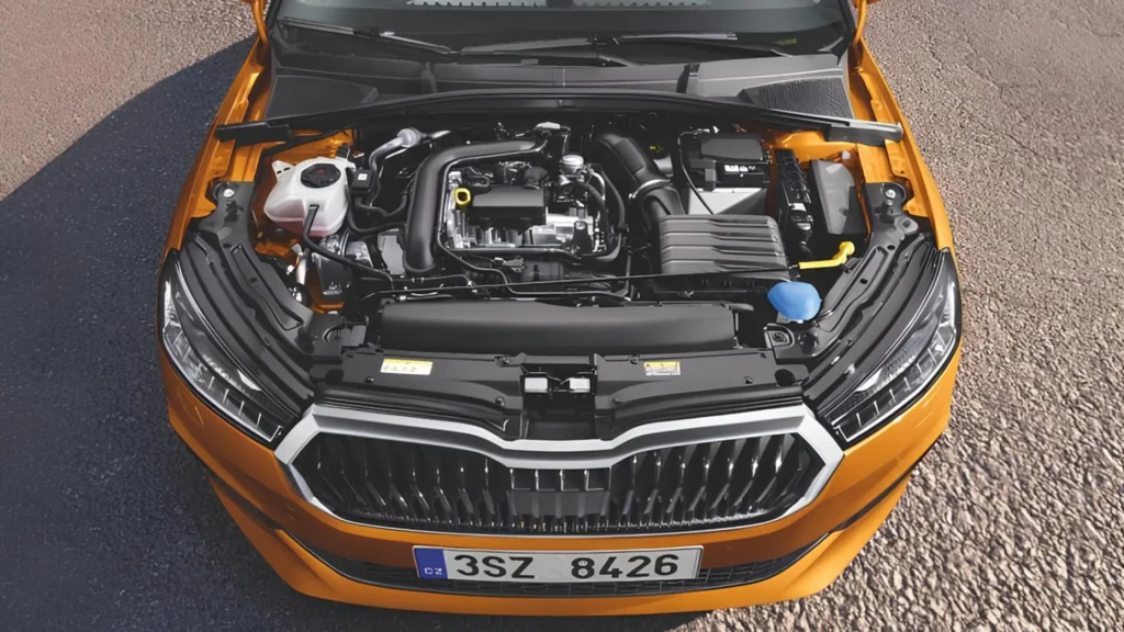 Моторний відсік автомобіля Skoda з відкритим капотом