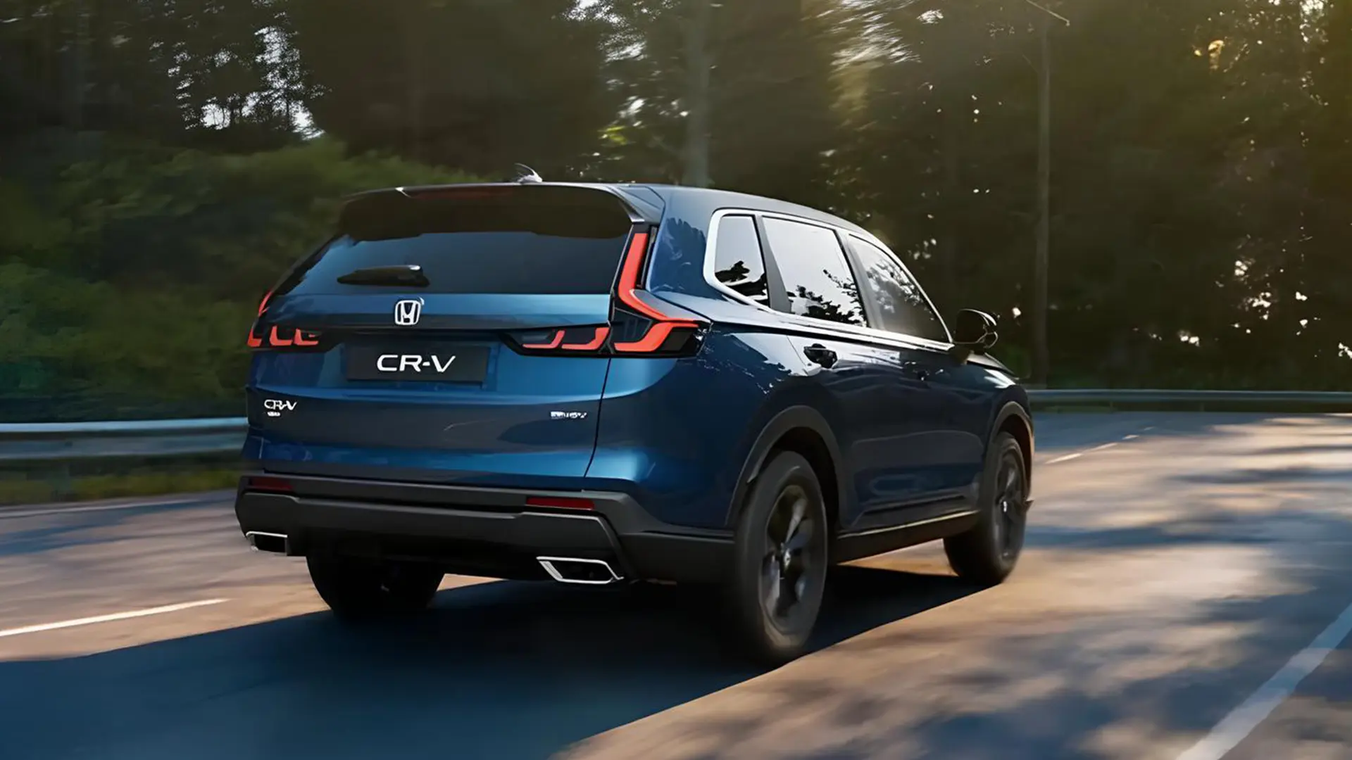 Синій гібридний Honda CR-V їде дорогою біля лісу