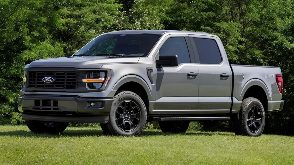 Сірий пікап Ford F-Series на траві біля дерев