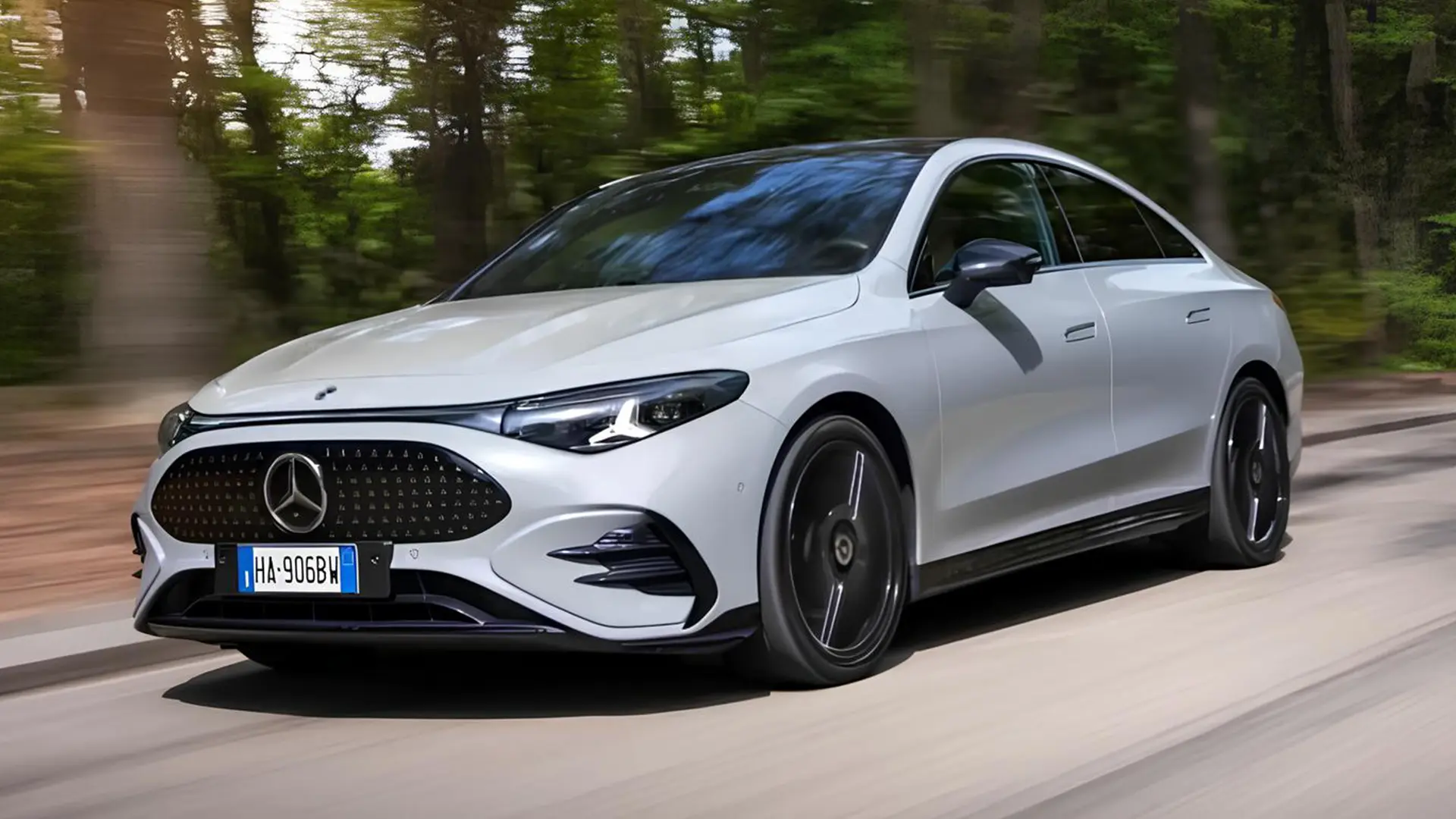 Білий Mercedes-Benz CLA 250+ 2027 їде дорогою через ліс