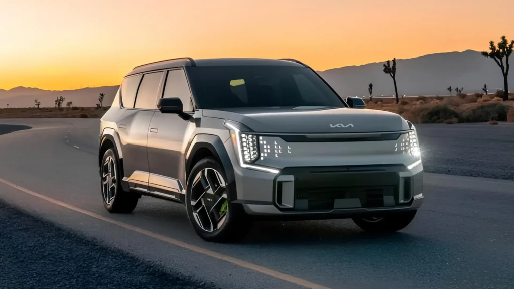 Kia EV9 на дорозі в пустельному пейзажі на заході сонця