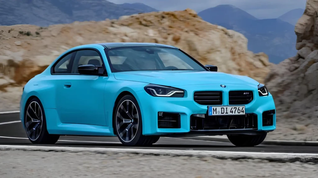 Блакитний BMW M2 xDrive на дорозі під час дебюту версії з повним приводом