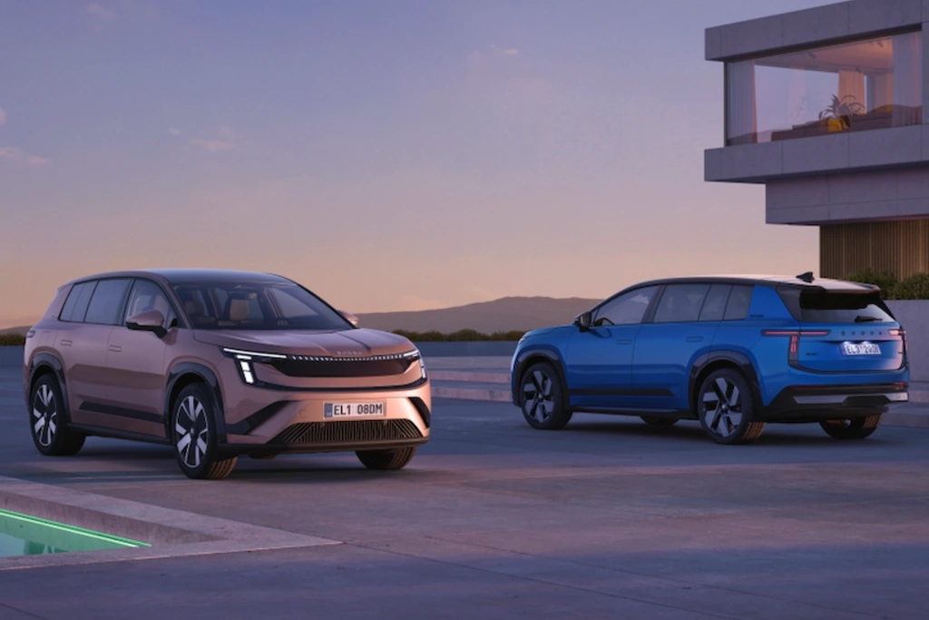 Електрокросовер Škoda Peaq у двох кольорах біля сучасного будинку на заході сонця