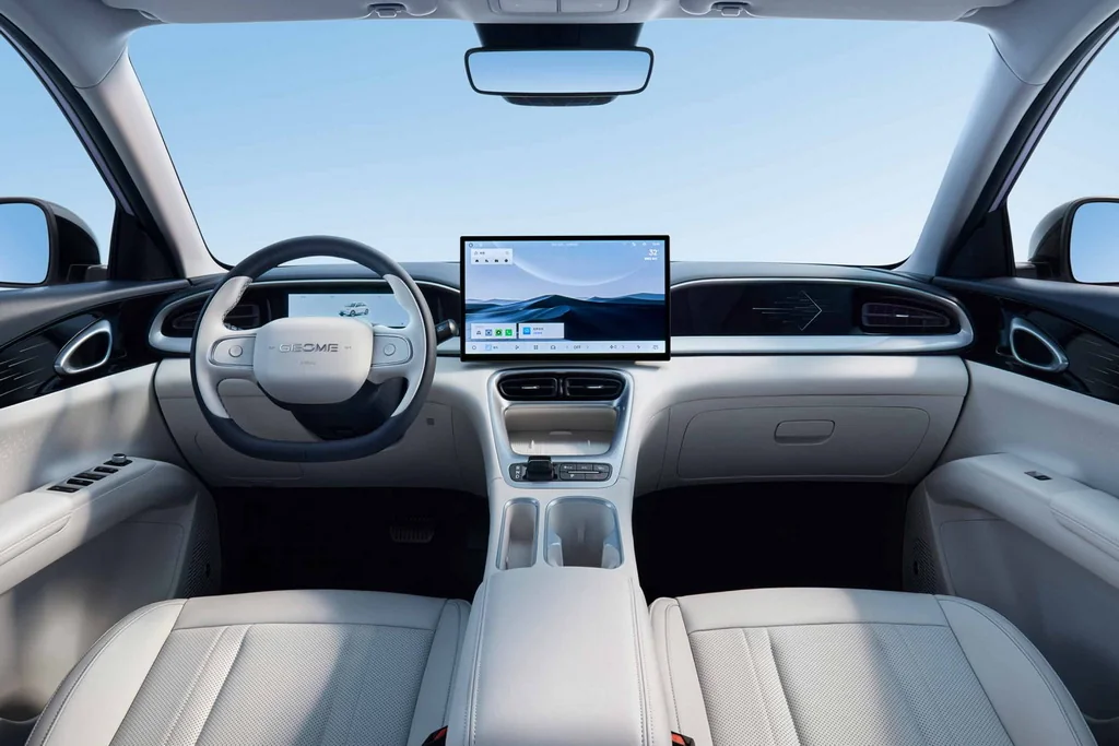 Интерьер Geely E2 с большим сенсорным дисплеем