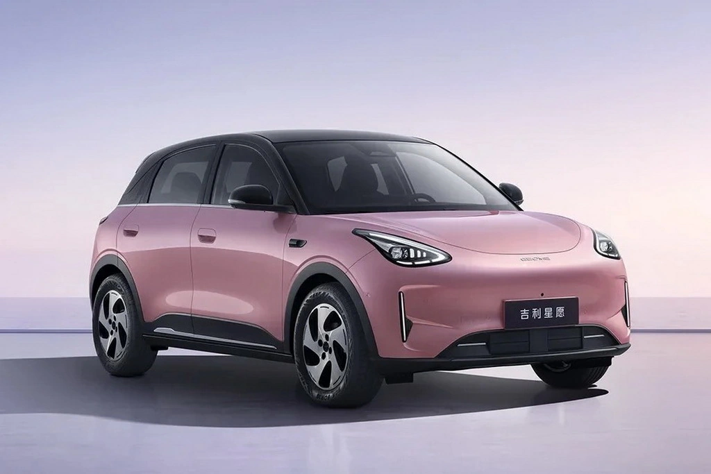 Geely E2 на фоне европейской городской среды